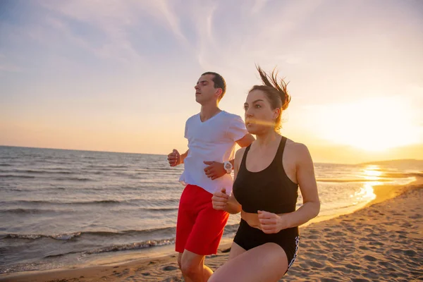 Mann Und Frau Laufen Bei Sonnenuntergang Tropischen Strand — Stockfoto