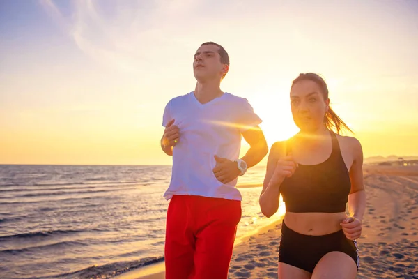 Mann Und Frau Laufen Bei Sonnenuntergang Tropischen Strand — Stockfoto