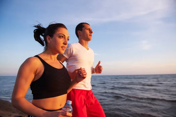 Man Women Running Tropical Beach Sunset — Stock Photo, Image