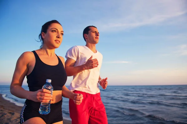 Mann Und Frau Laufen Bei Sonnenuntergang Tropischen Strand — Stockfoto