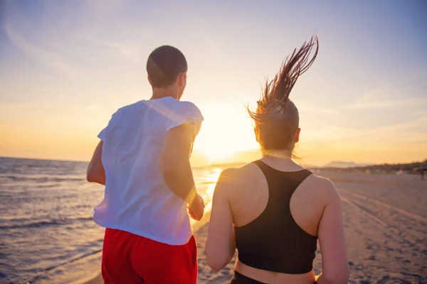 Man Vrouw Rennen Tropisch Strand Bij Zonsondergang — Stockfoto