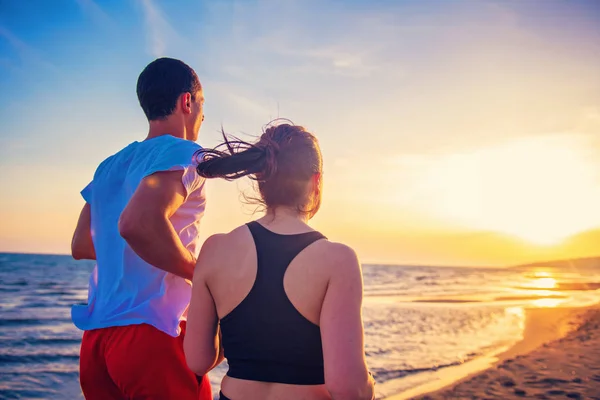 Uomo Donna Che Corrono Sulla Spiaggia Tropicale Tramonto — Foto Stock