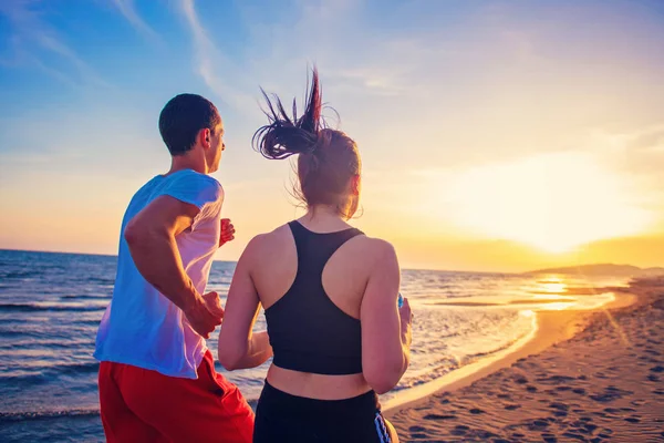 Man Vrouw Rennen Tropisch Strand Bij Zonsondergang — Stockfoto