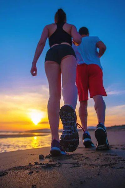 Mann Und Frau Laufen Bei Sonnenuntergang Tropischen Strand — Stockfoto