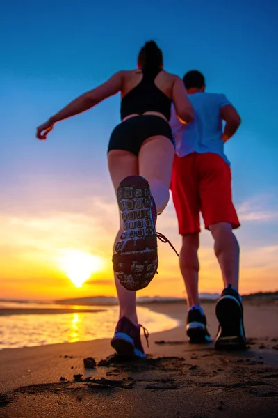 Man Women Running Tropical Beach Sunset — Stock Photo, Image