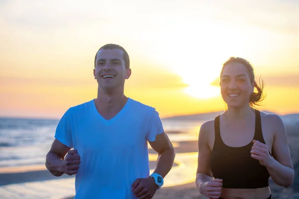 Man Women Running Tropical Beach Sunset — Stock Photo, Image