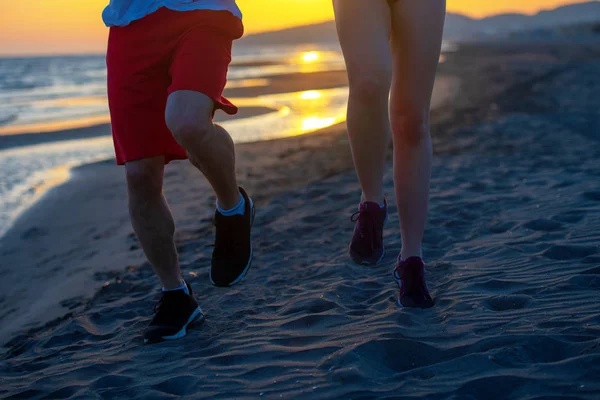 Hommes Femmes Courant Sur Plage Tropicale Coucher Soleil — Photo