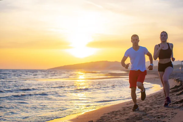 Mann Und Frau Laufen Bei Sonnenuntergang Tropischen Strand — Stockfoto