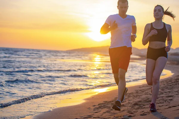 Mann Und Frau Laufen Bei Sonnenuntergang Tropischen Strand — Stockfoto