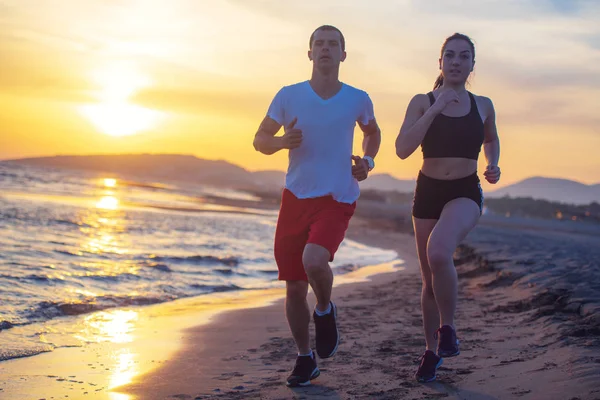 Mann Und Frau Laufen Bei Sonnenuntergang Tropischen Strand — Stockfoto