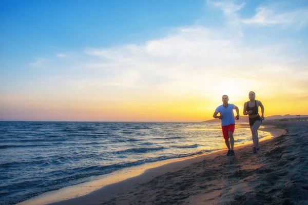 Man Women Running Tropical Beach Sunset — Stock Photo, Image