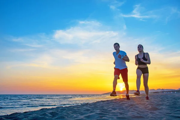 Чоловік Жінки Біжать Тропічному Пляжі Заході Сонця — стокове фото