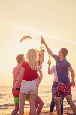 güzel yaz günbatımı sahilde içki ile mutlu gençlerin Grup