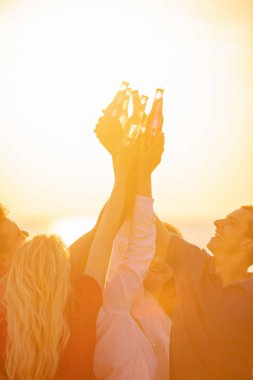 güzel yaz günbatımı sahilde içki ile mutlu gençlerin Grup