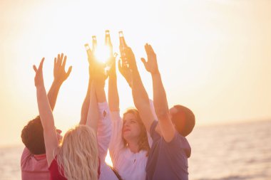 güzel yaz günbatımı sahilde içki ile mutlu gençlerin Grup