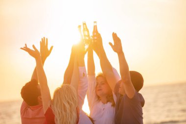 güzel yaz günbatımı sahilde içki ile mutlu gençlerin Grup