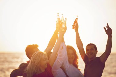 güzel yaz günbatımı sahilde içki ile mutlu gençlerin Grup