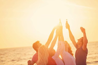 güzel yaz günbatımı sahilde içki ile mutlu gençlerin Grup