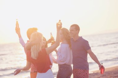 güzel yaz günbatımı sahilde içki ile mutlu gençlerin Grup