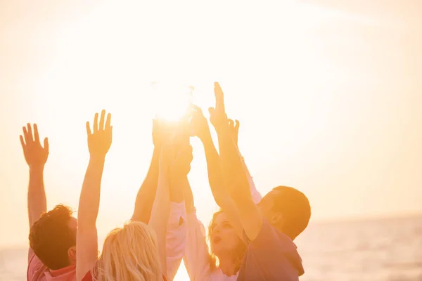 Skupina Happy Mladých Lidí Nápoji Pláži Krásné Letní Západ Slunce — Stock fotografie