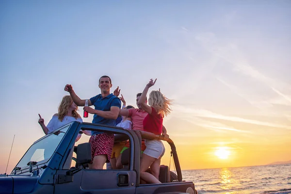 Gruppe Junger Leute Amüsiert Sich Auto Strand Bei Sonnenuntergang — Stockfoto