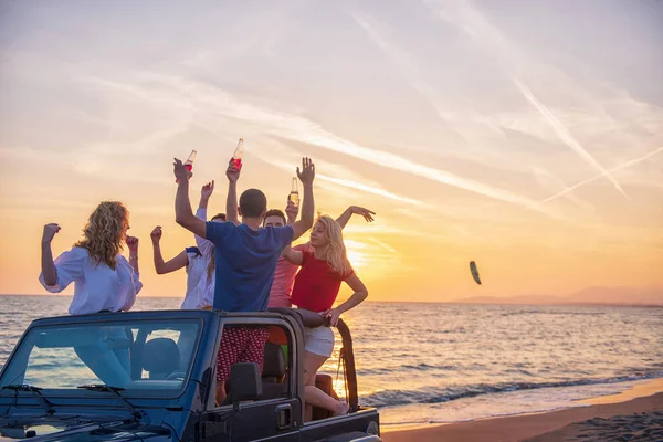 Groep Jongeren Met Plezier Auto Het Strand Bij Zonsondergang — Stockfoto