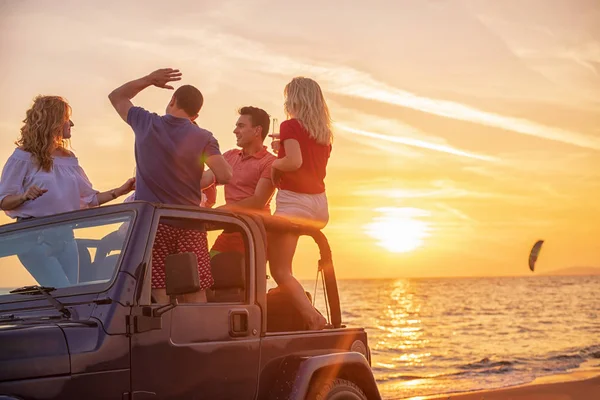 Ungdomar Som Har Roligt Bilen Stranden Solnedgången — Stockfoto