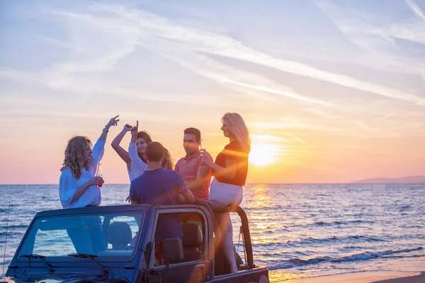 Groep Jongeren Met Plezier Auto Het Strand Bij Zonsondergang — Stockfoto