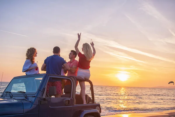Jonge Mensen Plezier Auto Strand Tijdens Zonsondergang — Stockfoto