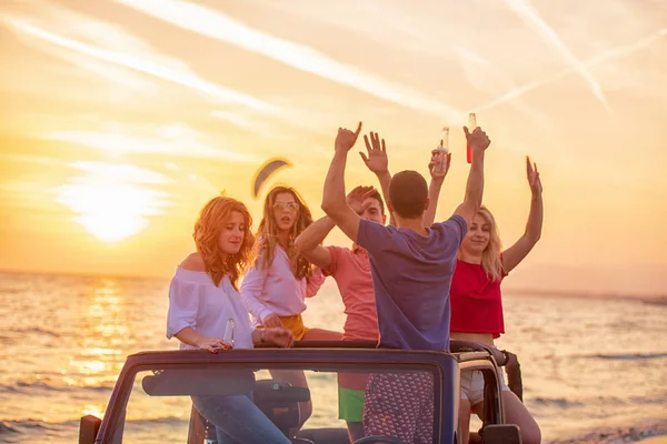 Gruppe Junger Leute Amüsiert Sich Auto Strand Bei Sonnenuntergang — Stockfoto