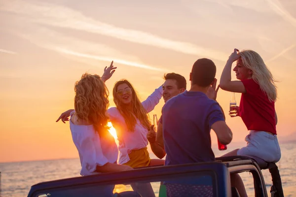 Skupina Mladých Lidí Nápoji Baví Kabrioletem Pláži Při Západu Slunce — Stock fotografie