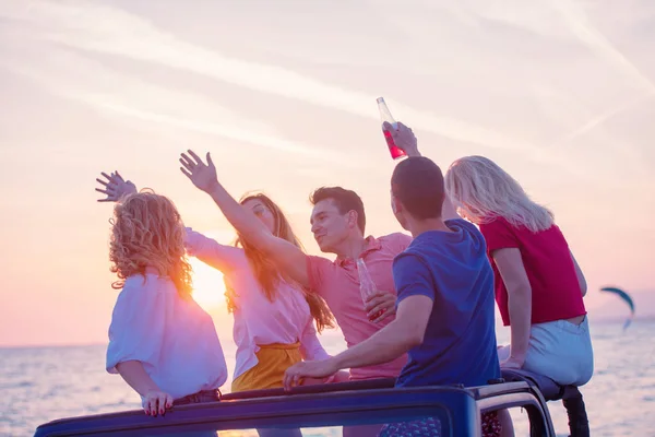 Groep Jongeren Met Plezier Converteerbare Auto Het Strand Tijdens Zonsondergang — Stockfoto