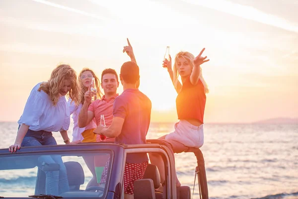 Gruppe Junger Leute Mit Getränken Amüsiert Sich Cabrio Strand Bei — Stockfoto