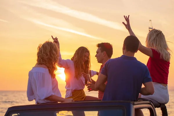 Groep Jongeren Met Plezier Converteerbare Auto Het Strand Tijdens Zonsondergang — Stockfoto