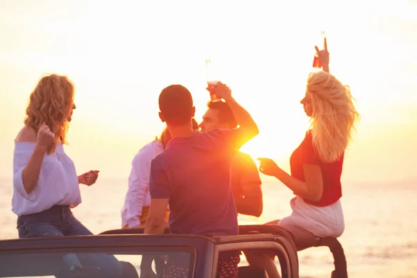 Gruppe Junger Leute Mit Getränken Amüsiert Sich Cabrio Strand Bei — Stockfoto