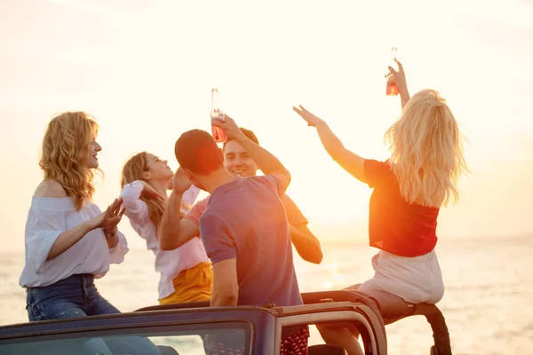 Gruppe Junger Leute Mit Getränken Amüsiert Sich Cabrio Strand Bei — Stockfoto