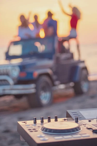 Controlador Con Los Jóvenes Borrosos Coche Playa Durante Puesta Del —  Fotos de Stock