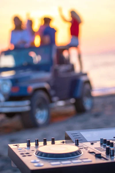 Controller Mit Verschwommenen Jungen Leuten Auto Strand Bei Sonnenuntergang — Stockfoto