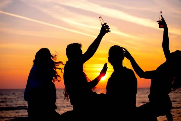 Siluet Kaum Muda Pesta Pantai Selama Matahari Terbenam — Stok Foto