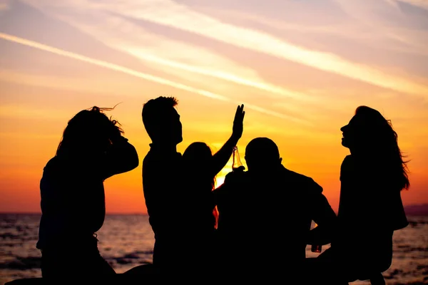 Siluety Mladých Lidí Beach Party Při Západu Slunce — Stock fotografie