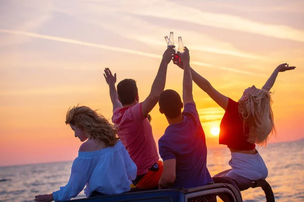 Groep Jongeren Met Plezier Converteerbare Auto Strand Tijdens Zonsondergang Drankjes — Stockfoto