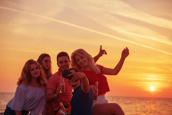 Skupina Mladých Lidí Přičemž Selfie Kabrioletem Pláži Při Západu Slunce — Stock fotografie
