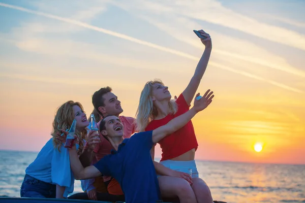 Gruppe Junger Leute Macht Selfie Cabrio Strand Bei Sonnenuntergang — Stockfoto