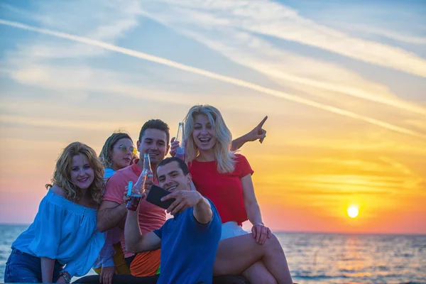 Grupo Jóvenes Tomando Selfie Coche Descapotable Playa Atardecer —  Fotos de Stock