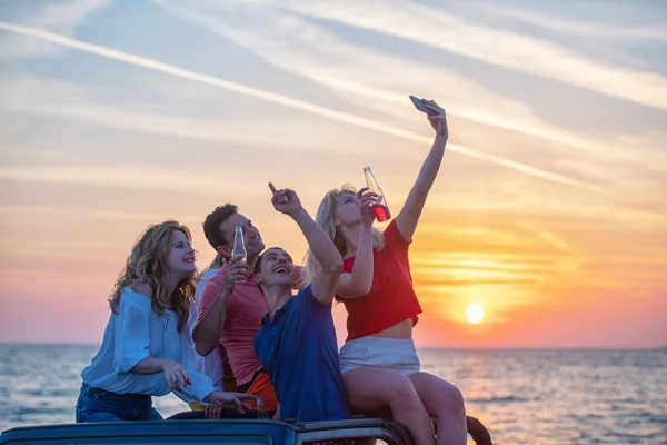 Pět Mladých Lidí Kteří Selfie Kabrioletem Pláži Při Západu Slunce — Stock fotografie