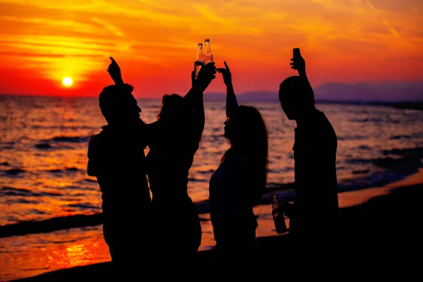 Silhouetten Van Jongeren Het Strand Partij Tijdens Zonsondergang — Stockfoto