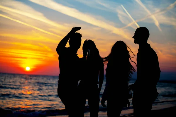Silhouetten Van Jongeren Het Strand Partij Tijdens Zonsondergang — Stockfoto