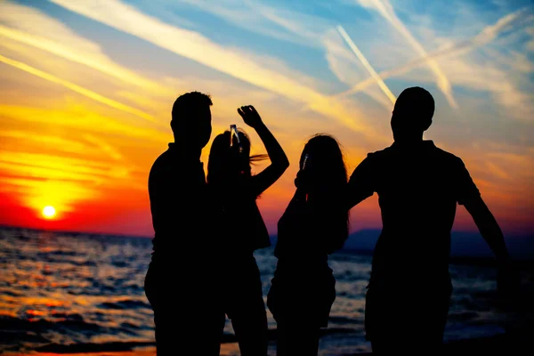 Silhouette Giovani Alla Festa Spiaggia Durante Tramonto — Foto Stock