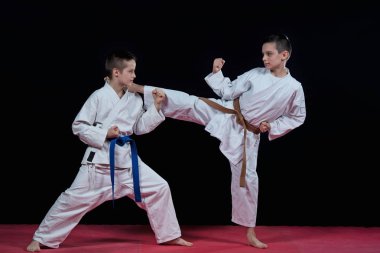 Çocuk karate darbeler eğitim