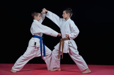Çocuk karate darbeler eğitim